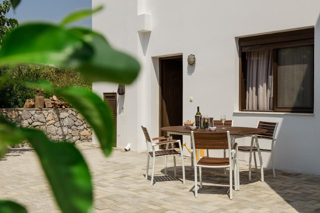 The Corner House At Gennadi Court Villa Bagian luar foto
