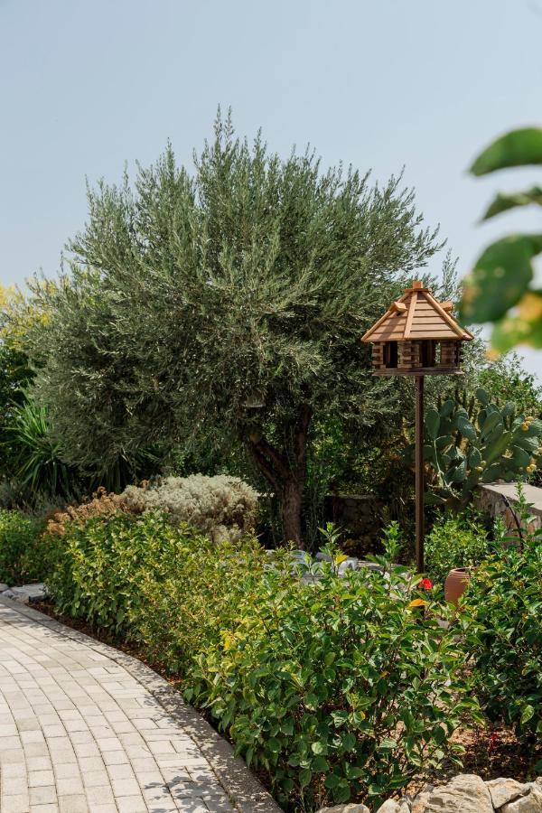 The Corner House At Gennadi Court Villa Bagian luar foto